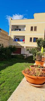 Castelvetrano Intero stabile con garage, 2 app + giardino. in Vendita